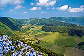 Azzorre, Isola di San Miguel - Escursione a Sete Cidades.  Lungo il sentiero che percorre la cresta della Caldeira das Sete Cidades. Vista verso l'interno della caldera. 